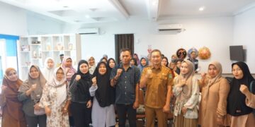 (Asisten III Bisang Administrasi Umum Kukar Serahkan Sertifikat Halal Kepada UMKM/Istimewa)