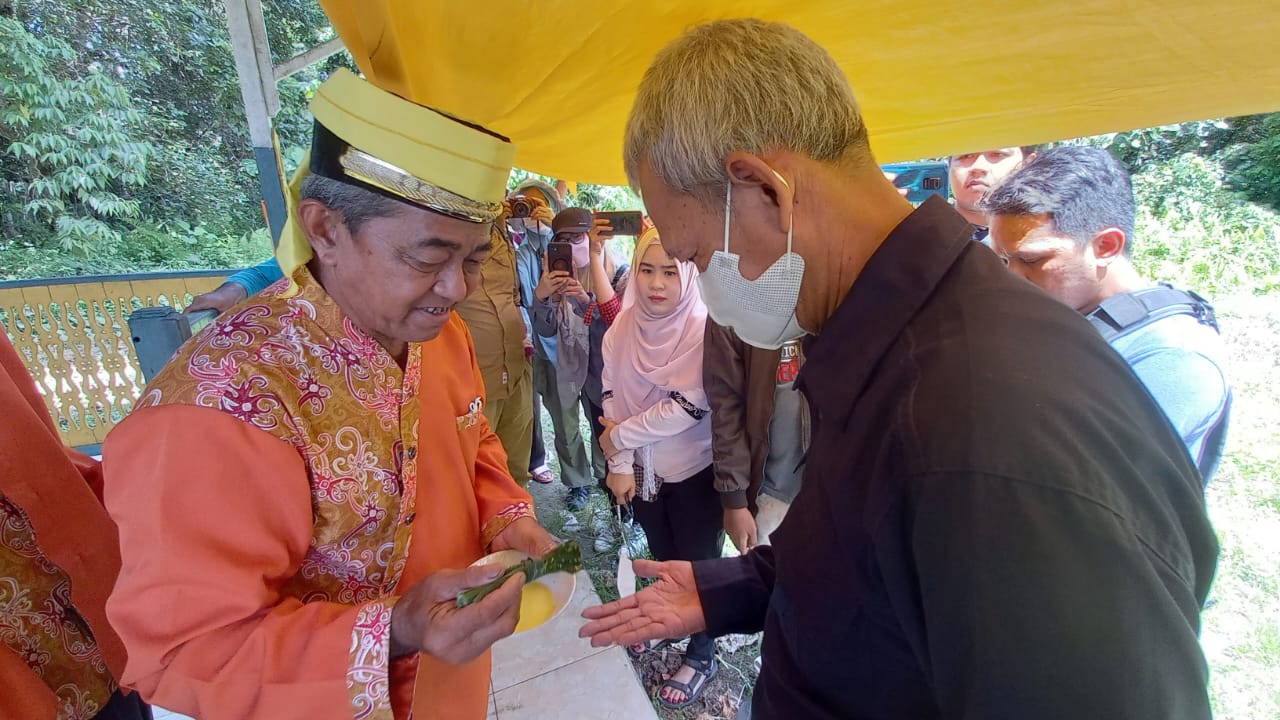 Tradisi tepung tawar saat tamu akan mengunjungi Situs Lesong Batu di Muara Kaman (sirana.id)