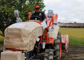 (Bupati Kukar Edi Damansyah Serahkan 12 Traktor/Istimewa)