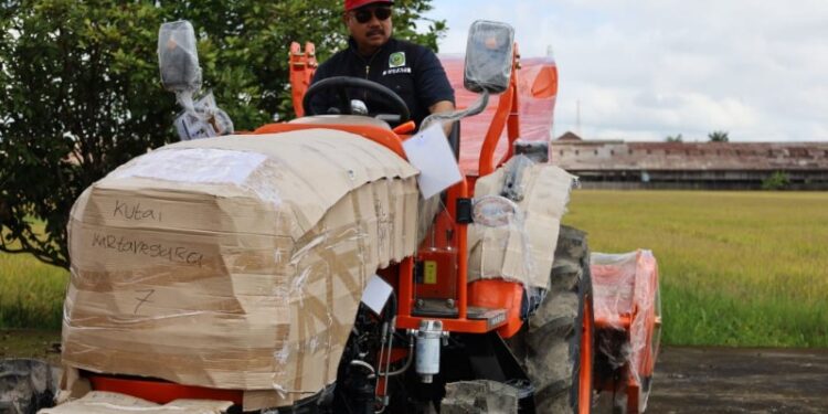 (Bupati Kukar Edi Damansyah Serahkan 12 Traktor/Istimewa)