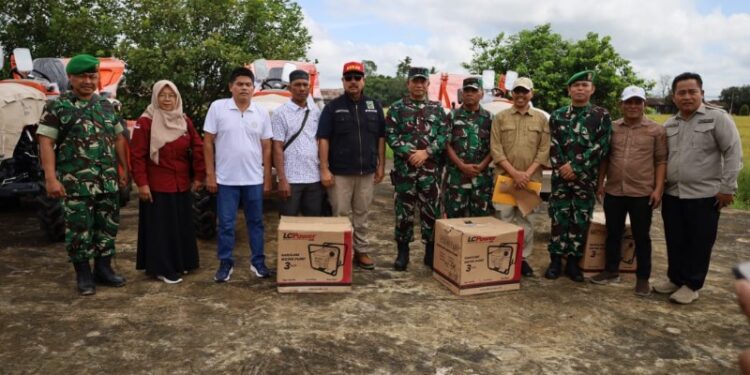 (Bupati Kukar Edi Damansyah Serahkan Beberapa Unit Pompa Air/Istimewa)