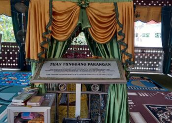 Makam Tuan Tunggang Parangan di Kutai Lama.