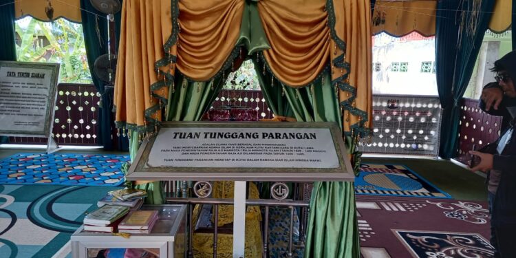 Makam Tuan Tunggang Parangan di Kutai Lama.