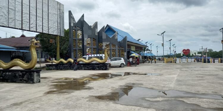 patung naga di Pelabuhan Kutai Lama (sirana.id)