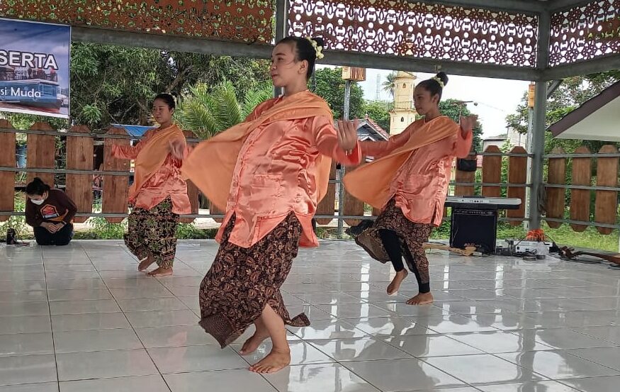 Tarian saat menyambut para tamu di Kutai Lama