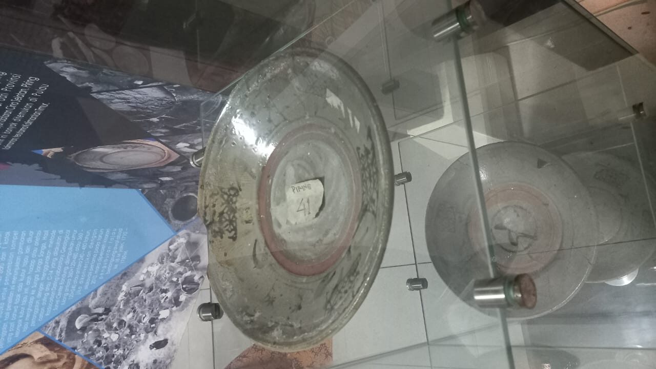 Salah satu piring peninggalan peradaban dahulu di Situs Gunung Selendang, Sangasanga