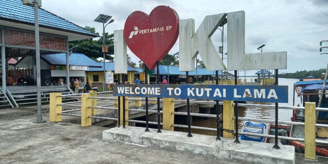 Tugu selamat datang di dermaga Kutai Lama
