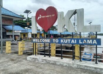 Tugu selamat datang di dermaga Kutai Lama