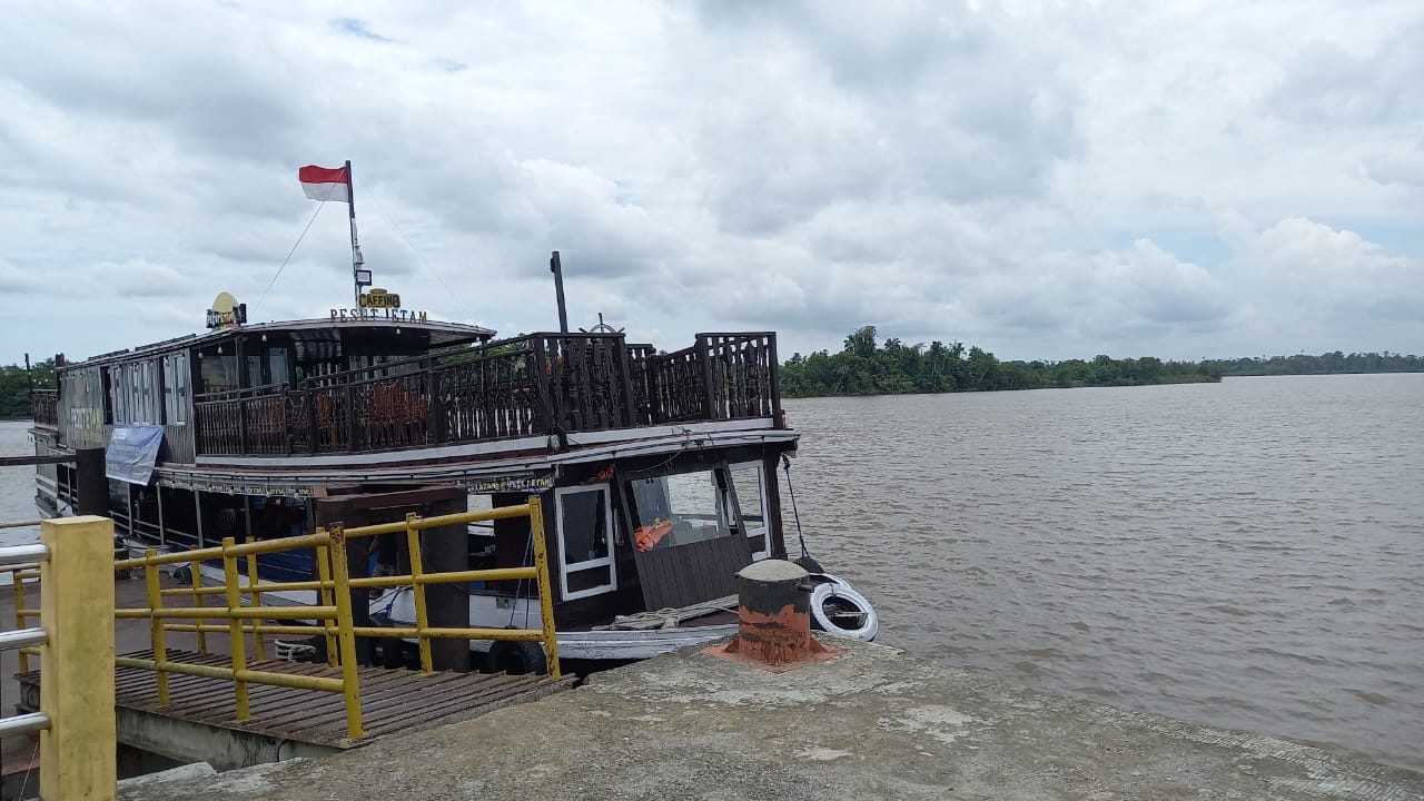 Perahu wisata yang tambat di dermaga Kutai lama