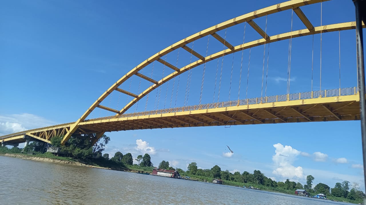 Jembatan yang akan terlihat saat ke Desa Pela