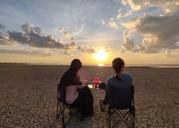 Senja di Tanjung Hallat, Desa Sangkuliman. Salah satu peluang ekowisata kalimantan timur (Pokdarwis BMT, Sangkuliman)