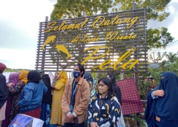 Papan ikon Selamat Datang di Desa Wisata Pela