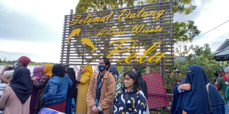 Papan ikon Selamat Datang di Desa Wisata Pela