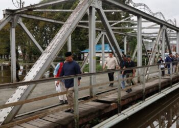 (Bupati Kukar Melintasi Jembatan Besi Tenggarong/Istimewa)