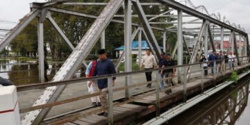 (Bupati Kukar Melintasi Jembatan Besi Tenggarong/Istimewa)