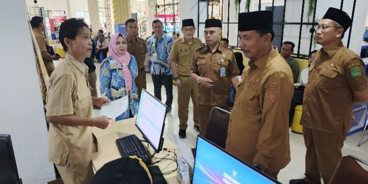 (Sekda Kukar Sidak Pelayanan Publik Hari Pertama Kerja/Istimewa)