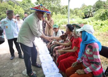 (Bupati Kukar Memberikan Bantuan Kepada Masyarakat Kembang Janggut/Istimewa)