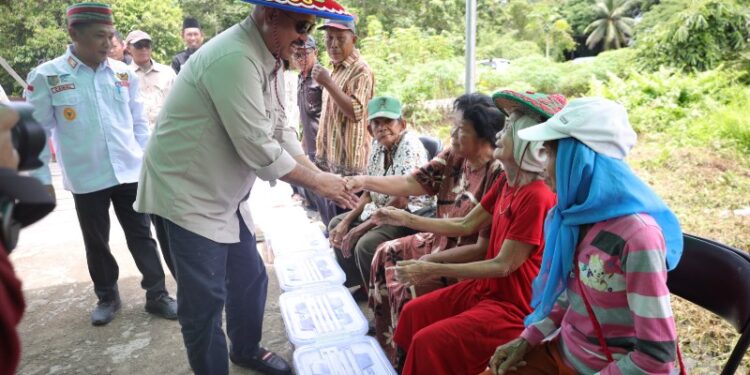 (Bupati Kukar Memberikan Bantuan Kepada Masyarakat Kembang Janggut/Istimewa)