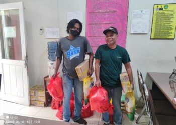 (Pembagian Paket Lebaran Untuk Petugas Kebersihan/Istimewa)