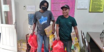 (Pembagian Paket Lebaran Untuk Petugas Kebersihan/Istimewa)