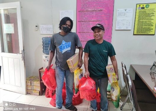 (Pembagian Paket Lebaran Untuk Petugas Kebersihan/Istimewa)