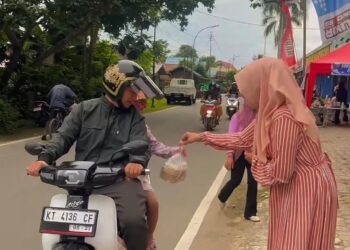 (Pembagian Takjil Gratis Untuk Masyarakat/Istimewa)