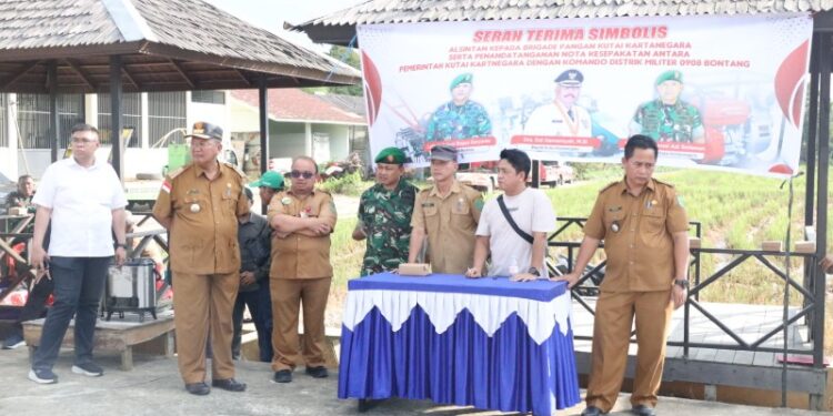 (Penyerahan Bantuan Alat Mesin Pertanian Oleh Bupati Kukar/Istimewa)
