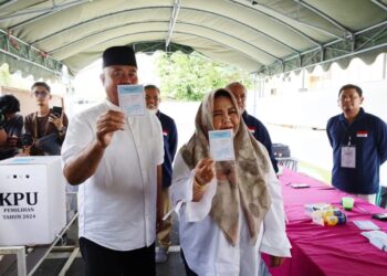 (Bupati Kukar Bersama Keluarga Datang Menyalurkan Hak Pilihan/Istimewa)