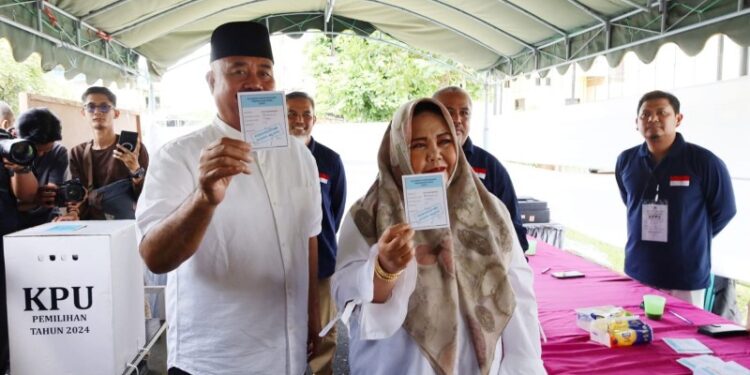 (Bupati Kukar Bersama Keluarga Datang Menyalurkan Hak Pilihan/Istimewa)