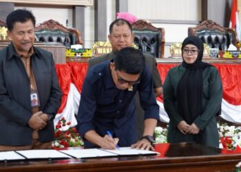 (Penandatanganan Berita Acara Penyerahan Rekomendasi LKPJ/Istimewa)