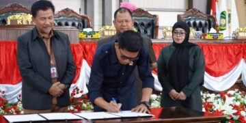 (Penandatanganan Berita Acara Penyerahan Rekomendasi LKPJ/Istimewa)