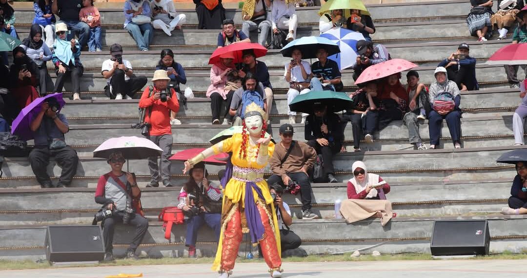 Tari Topeng dari Kukar, Memukau Pengunjung dalam HUT TMII di Jakarta