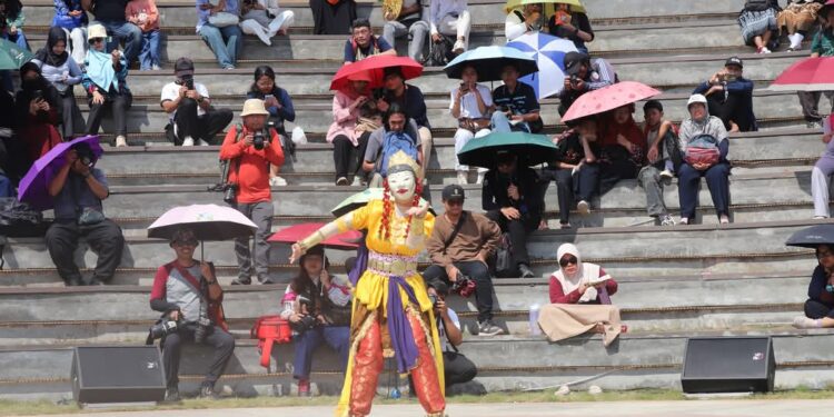 Tari Topeng dari Kukar, Memukau Pengunjung dalam HUT TMII di Jakarta