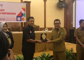 Arianto (kanan) saat memberikan cenderamata ke narasumber sertifikasi videografi di Kukar