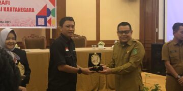 Arianto (kanan) saat memberikan cenderamata ke narasumber sertifikasi videografi di Kukar