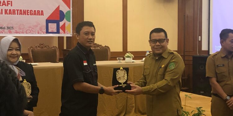 Arianto (kanan) saat memberikan cenderamata ke narasumber sertifikasi videografi di Kukar