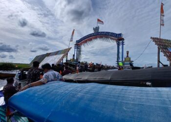 Gerbang Desa Muara Enggelam yang menyala dari energi matahari (sirana.id)