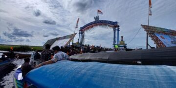 Gerbang Desa Muara Enggelam yang menyala dari energi matahari (sirana.id)