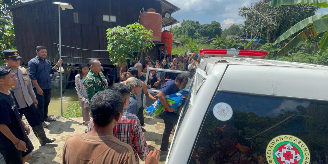 Pencarian balita korban banjir di Samarinda. (foto: Humas Basarnas)