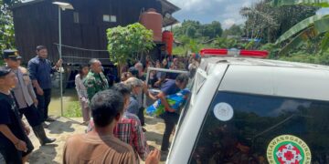 Pencarian balita korban banjir di Samarinda. (foto: Humas Basarnas)