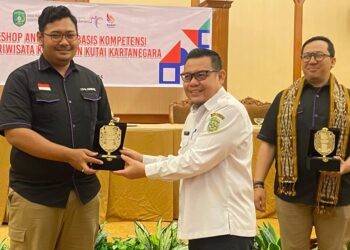 penyerahan kenang-kenangan