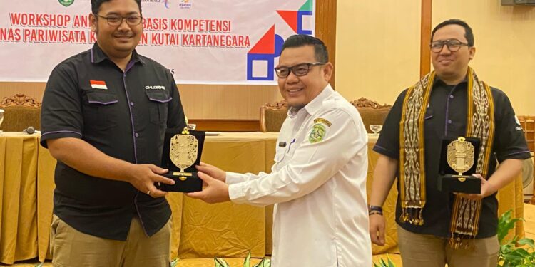 penyerahan kenang-kenangan