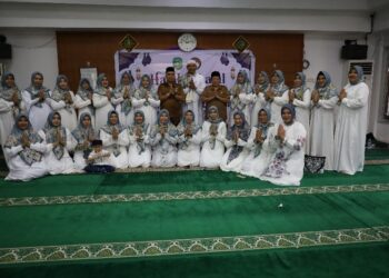 (Foto Bersama Anggota DWP dan Asisten I Setkab Kukar/Istimewa)