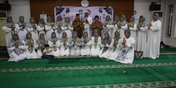 (Foto Bersama Anggota DWP dan Asisten I Setkab Kukar/Istimewa)