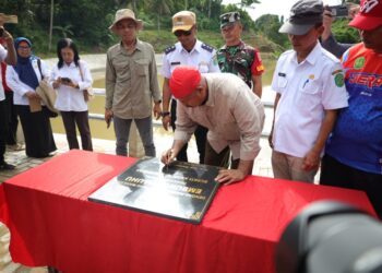(Penandatanganan Prasasti Peresmian Embung Mahulu Oleh Bupati Edi Damansyah/Istimewa)