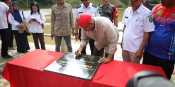 (Penandatanganan Prasasti Peresmian Embung Mahulu Oleh Bupati Edi Damansyah/Istimewa)