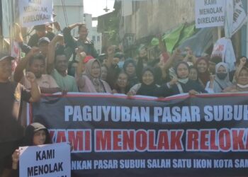 Protes pedagang pasar subuh pada 4 Mei 2025 (foto: Paguyuban Pasar Subuh)