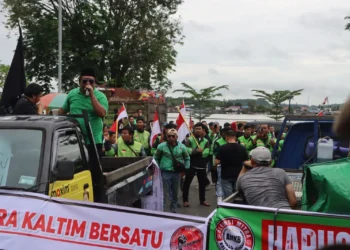 Aksi AMKB di Depan kantor Gubernur Kaltim (foto: Berita Pemprov Kaltim)