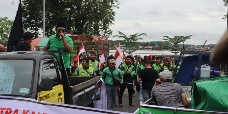 Aksi AMKB di Depan kantor Gubernur Kaltim (foto: Berita Pemprov Kaltim)