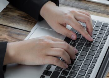 ilustrasi berselancar di internet (freepik)